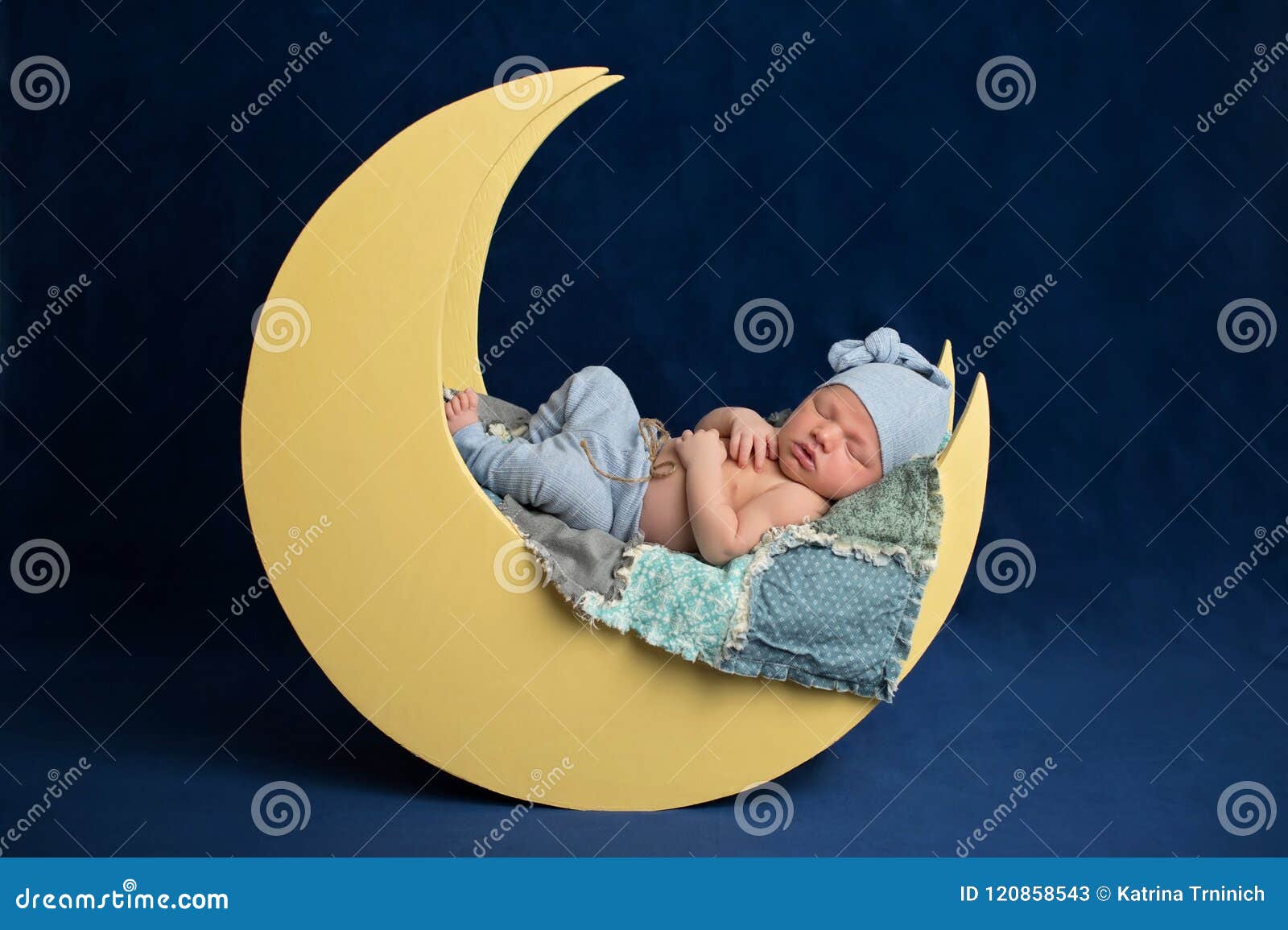 Garcon Nouveau Ne Dormant Sur La Lune Image Stock Image Du Nightcap Assoupissement