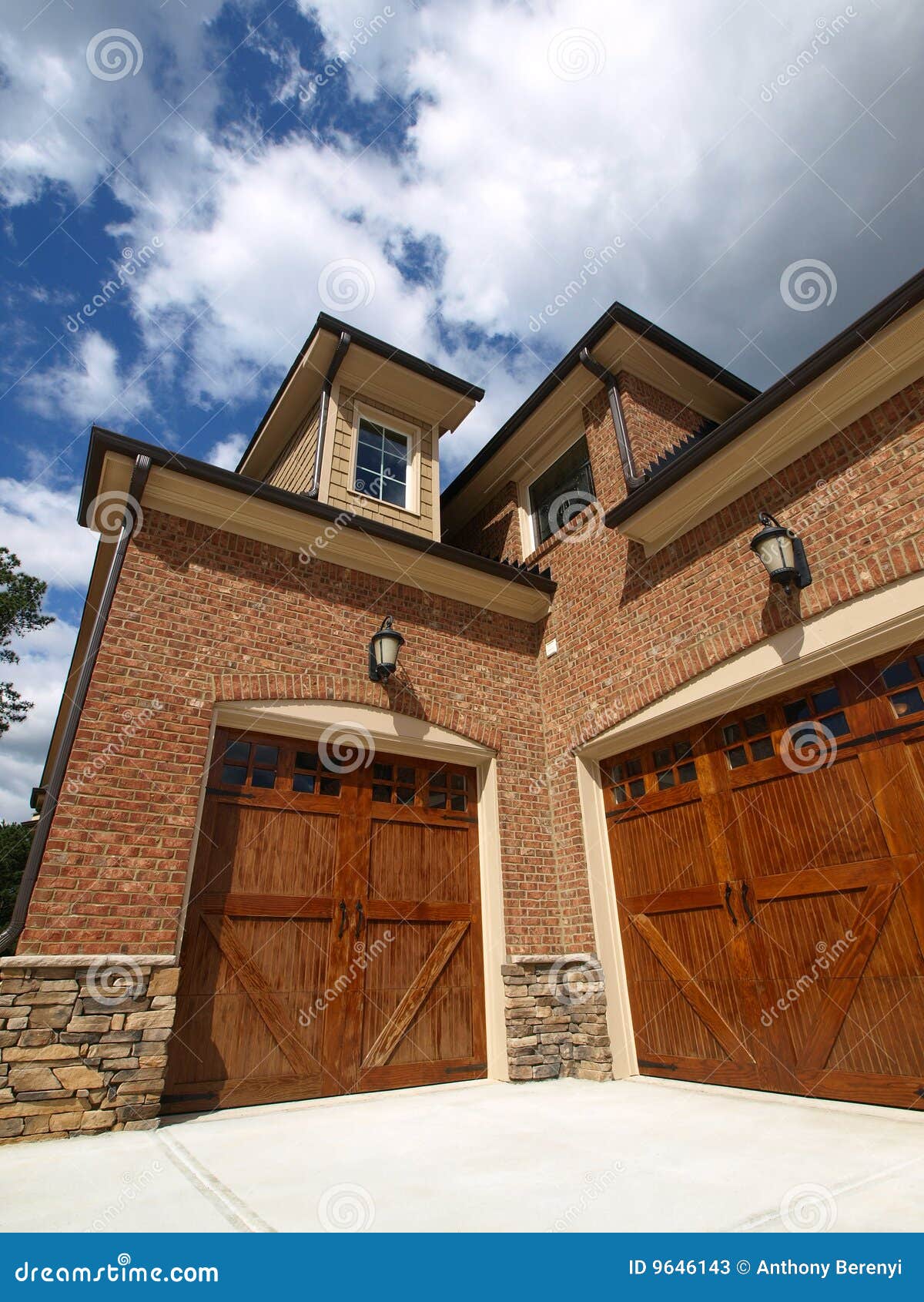 Garage A Angles Exterieur De Luxe De Maison Modele Double Image Stock Image Du Pierre Logement