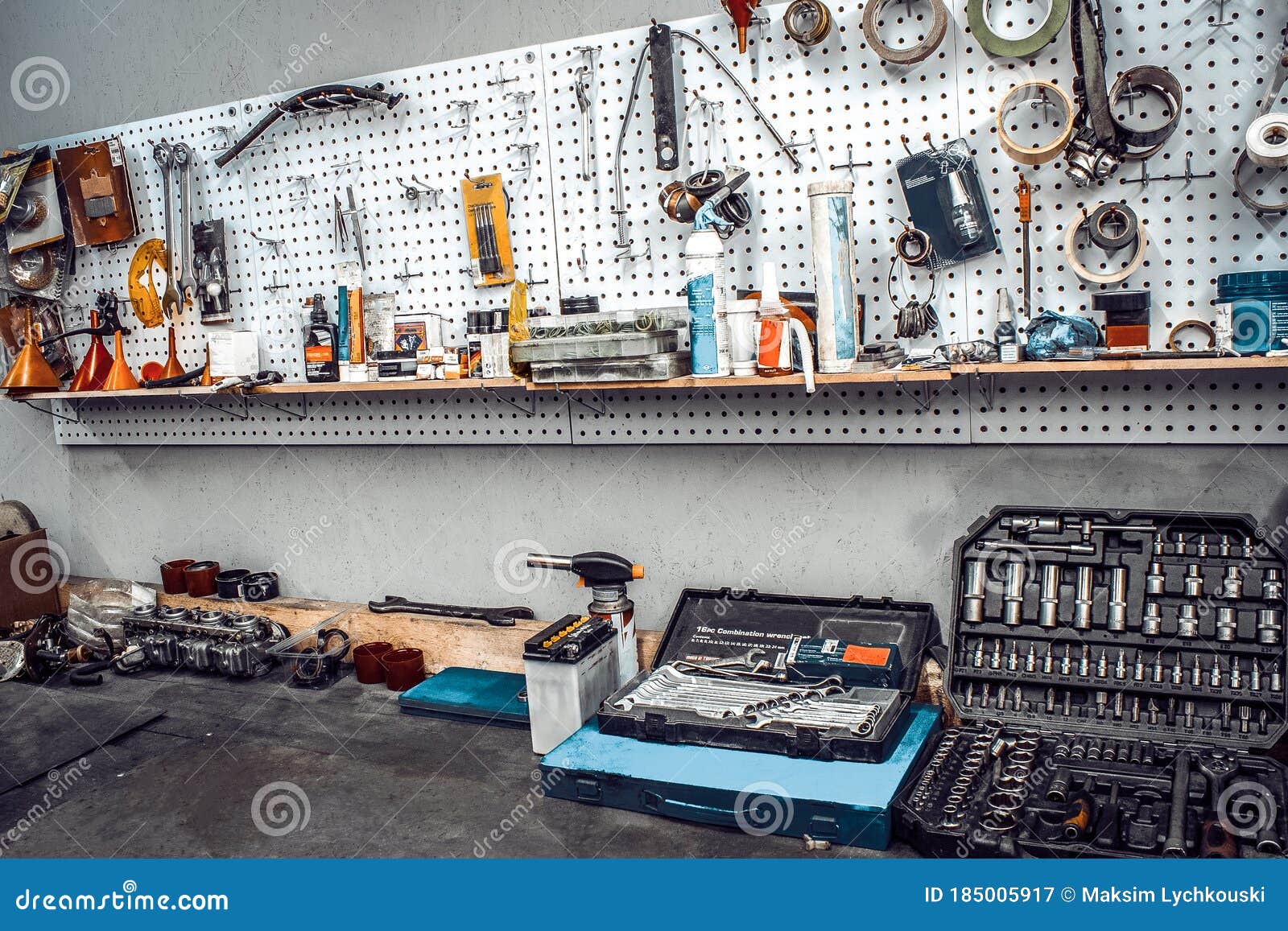 Garage Con Workbench Con Kit Di Utensili Professionali Immagine