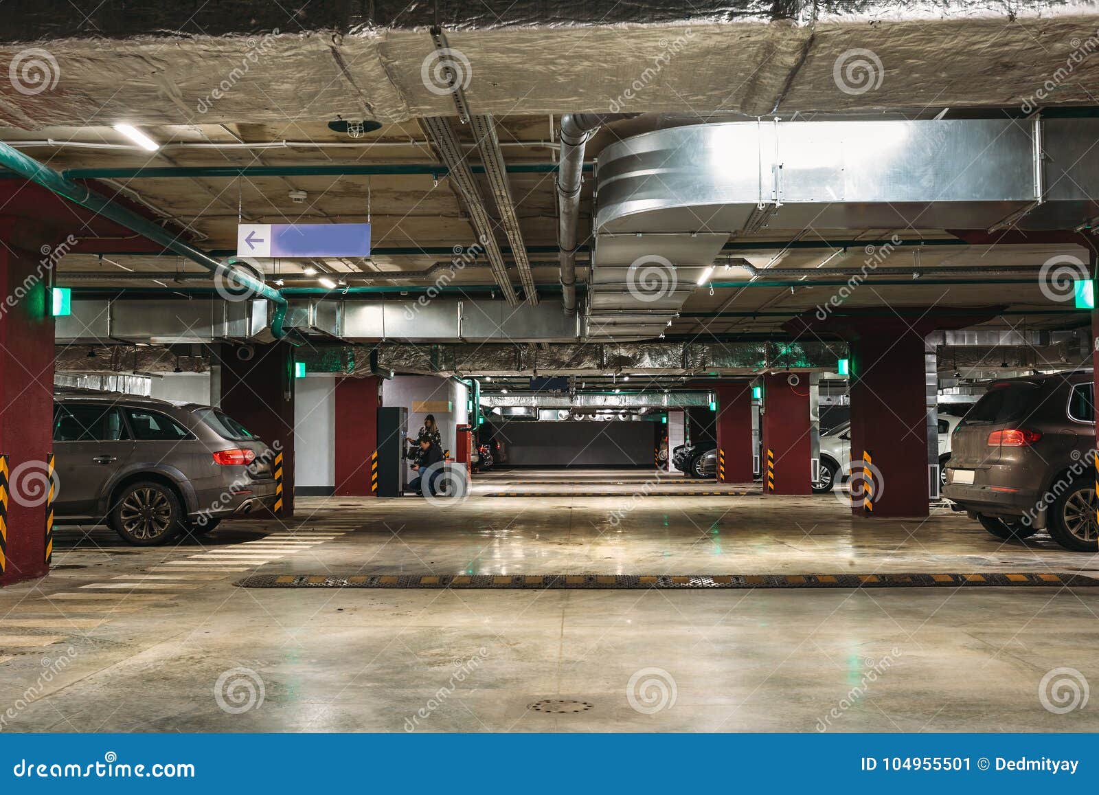 Carro antigo estacionado em um estacionamento subterrâneo com um