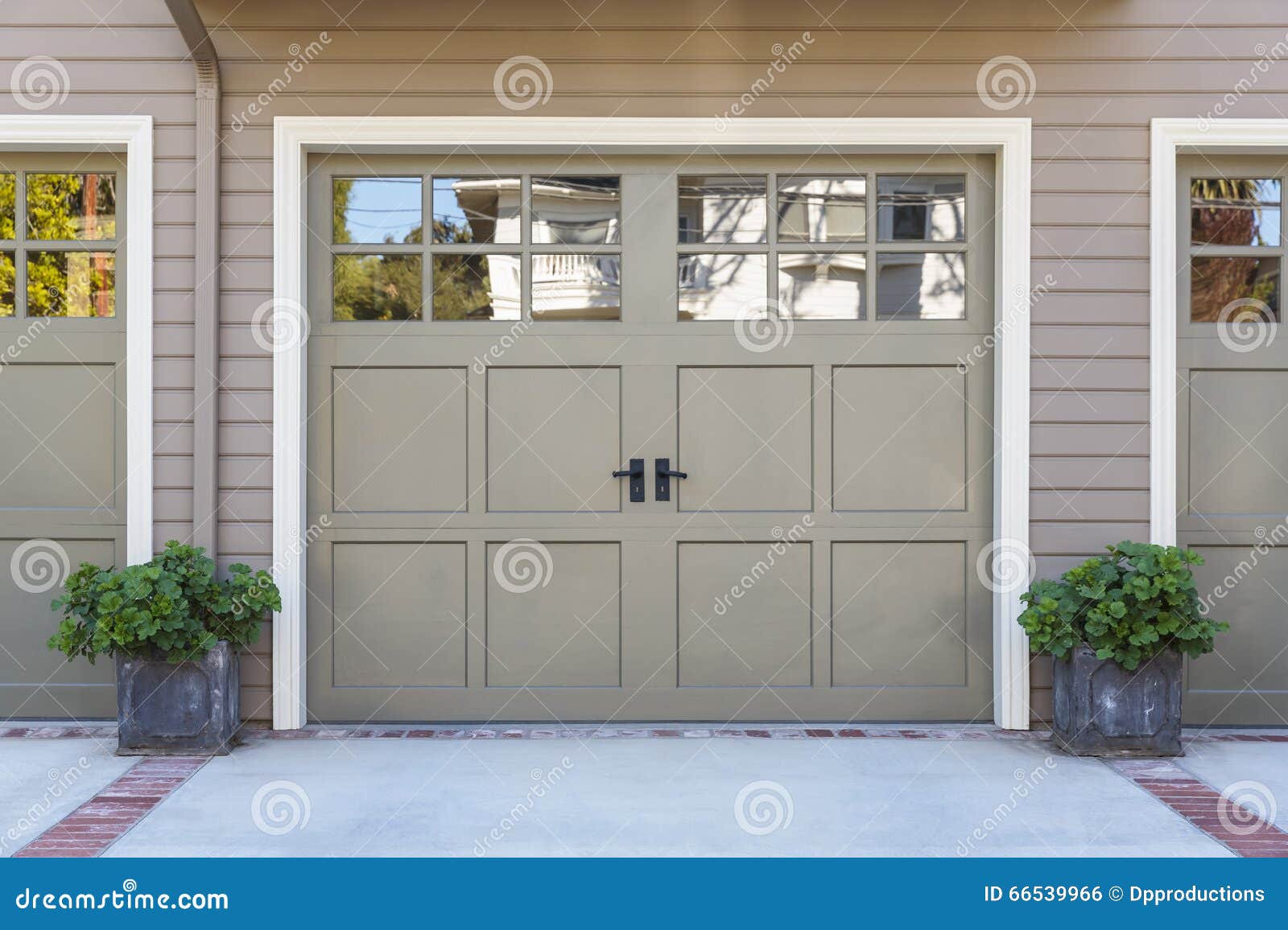Garagentor, lokalisiert stockfoto. Bild von leer, mode - 66539966