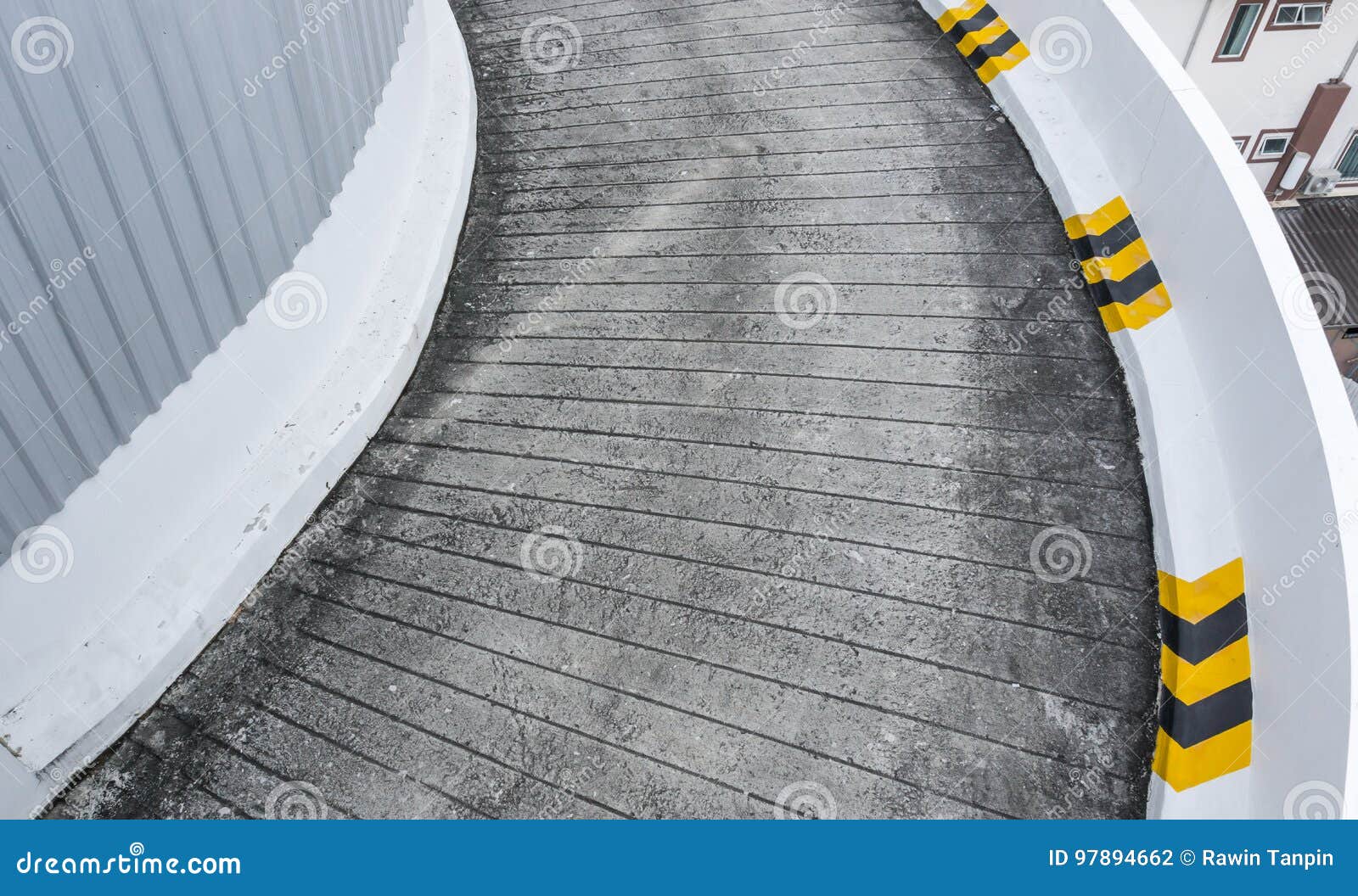 Garaje Del Coche Del Estacionamiento De La Rampa Del Camino Concreto De La  Rampa Del Garaje Con Las Líneas Amarillas En El Lado Foto de archivo -  Imagen de adentro, abajo: 97894662