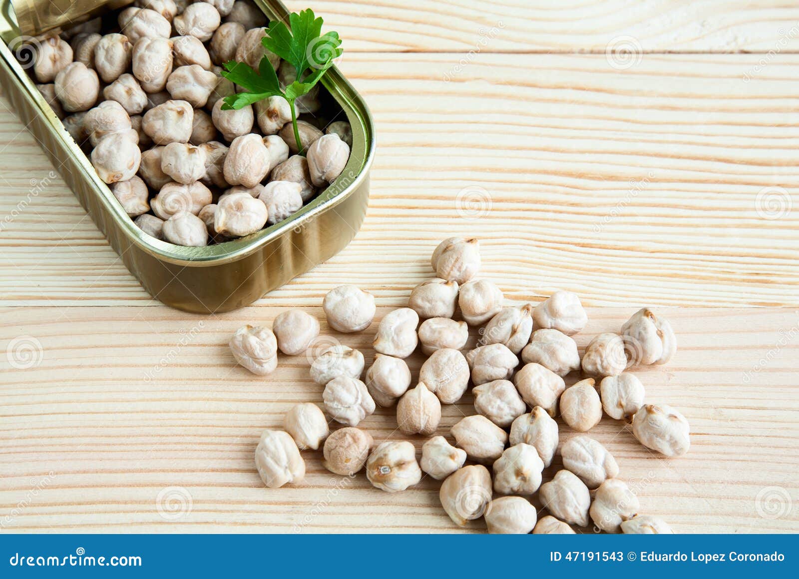 Garbanzos En Lata En La Madera Imagen de archivo Imagen de alimento