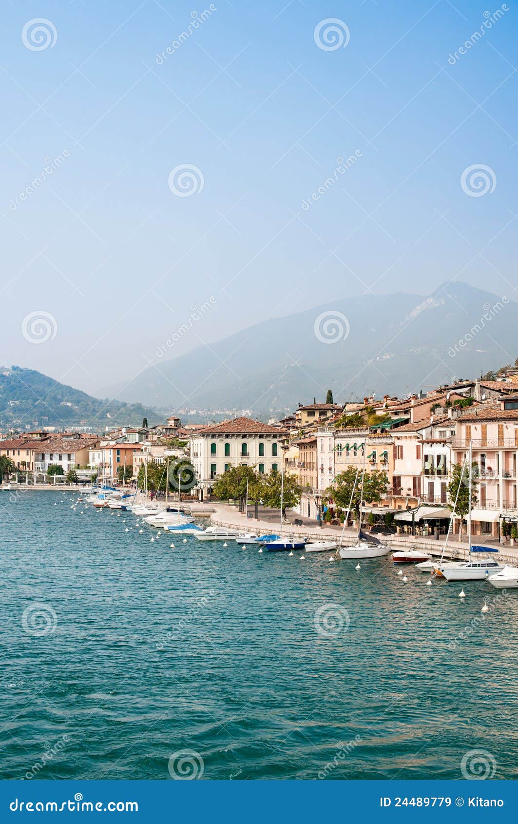 Garda意大利湖salo. 背景白云岩garda有历史的意大利湖salo小的村庄