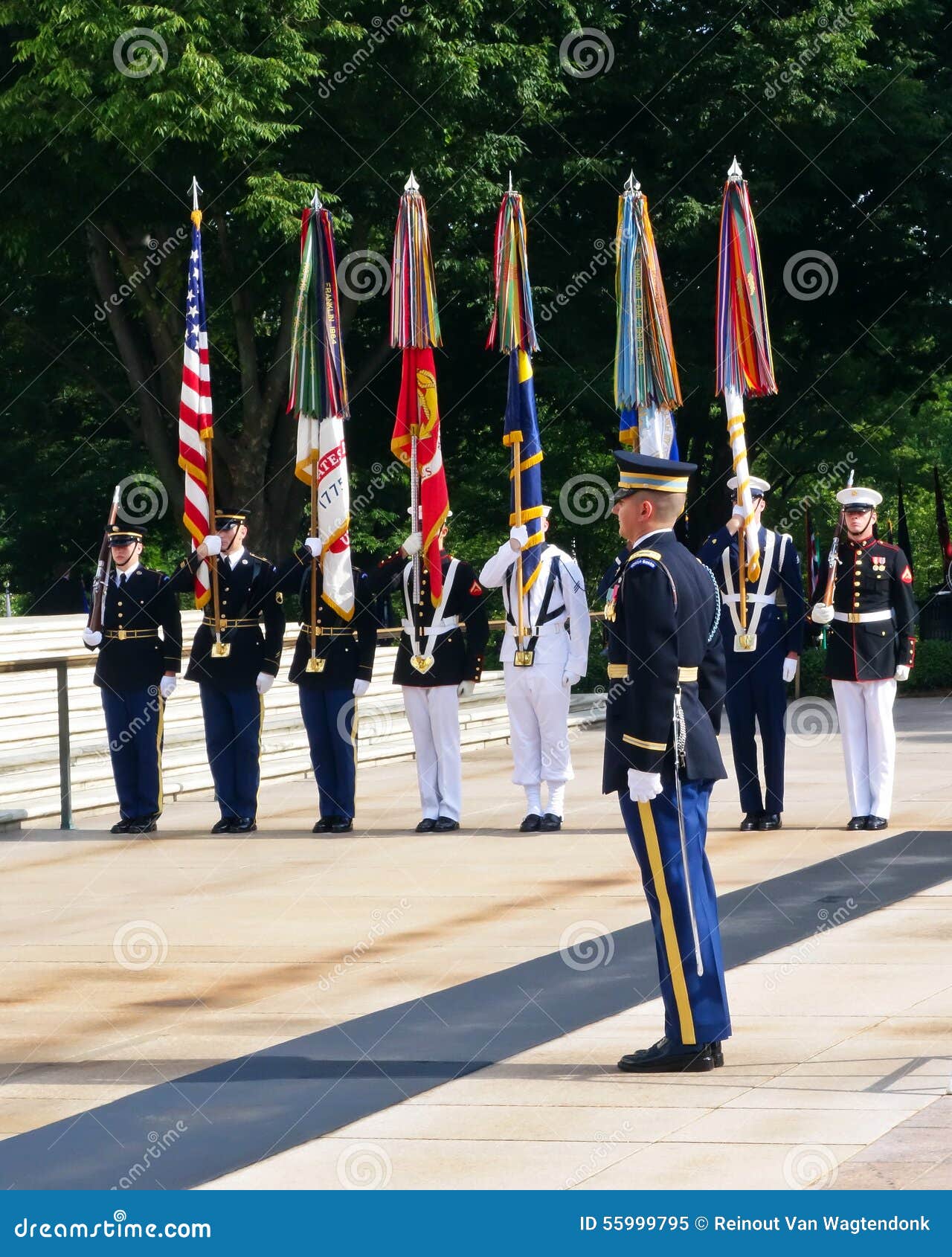 Garde Du Drapeau Militaire Arlington Image éditorial - Image du cérémonie,  attachement: 55999795