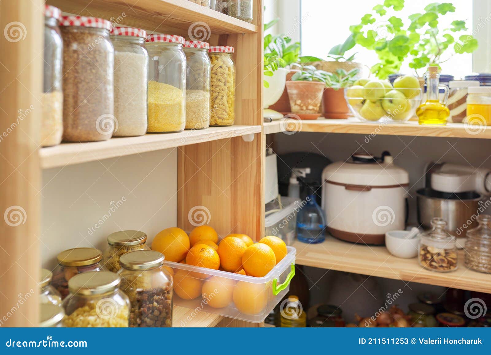 Ustensiles De Cuisine En Bois Dans Un Récipient En Bois Avec Une