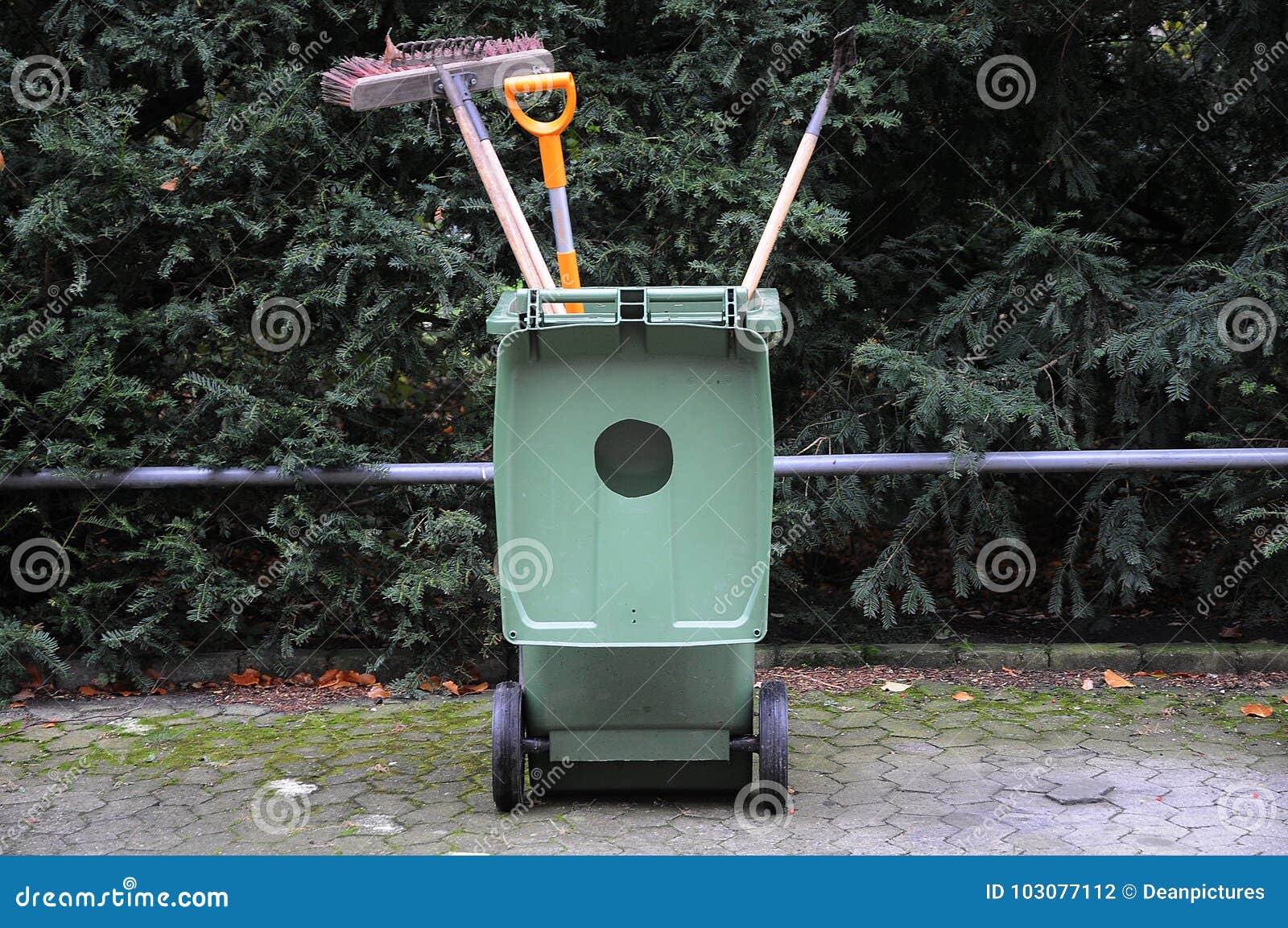 GARDENE PRACUJE Z kwiatów krzakami. Kopenhaga /Denmark -02 Listopad 2017 OGRODNICZKA PRACUJE Z WZRASTAŁ rośliny fotografia Francis dziekanu, dziekanu obrazki/