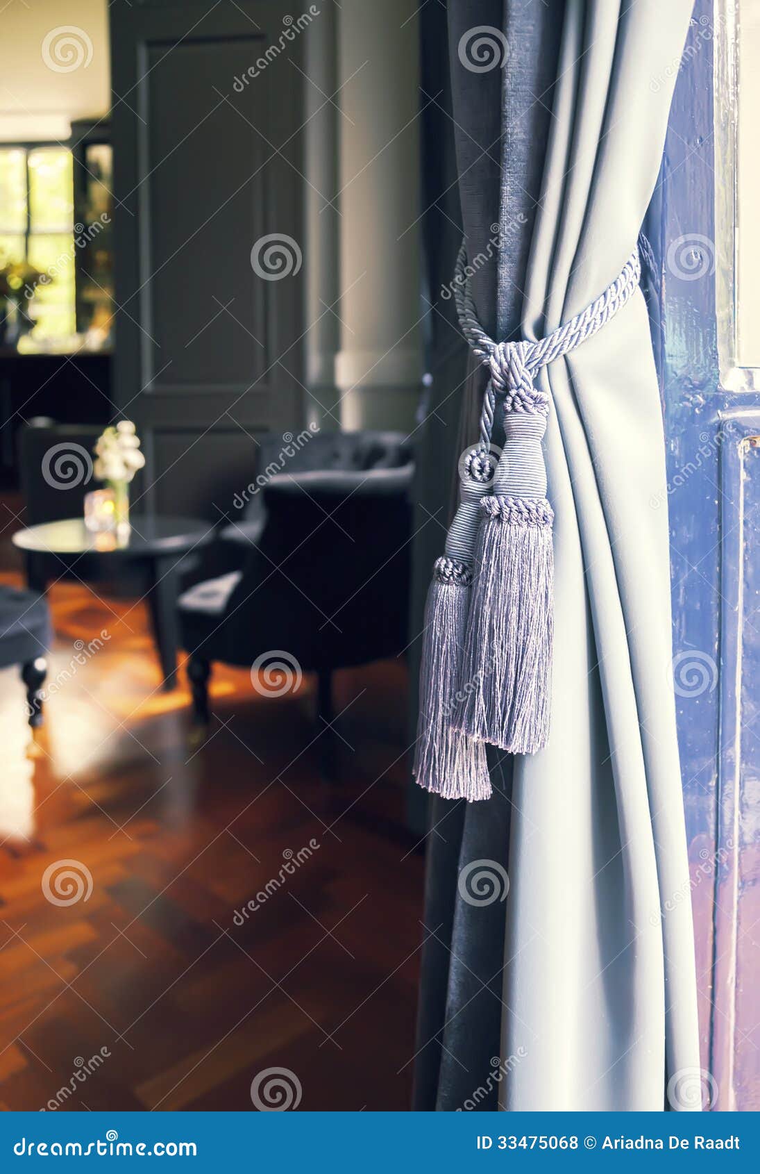 Gardiner i klassisk inre royaltyfria foton bild: 33475068