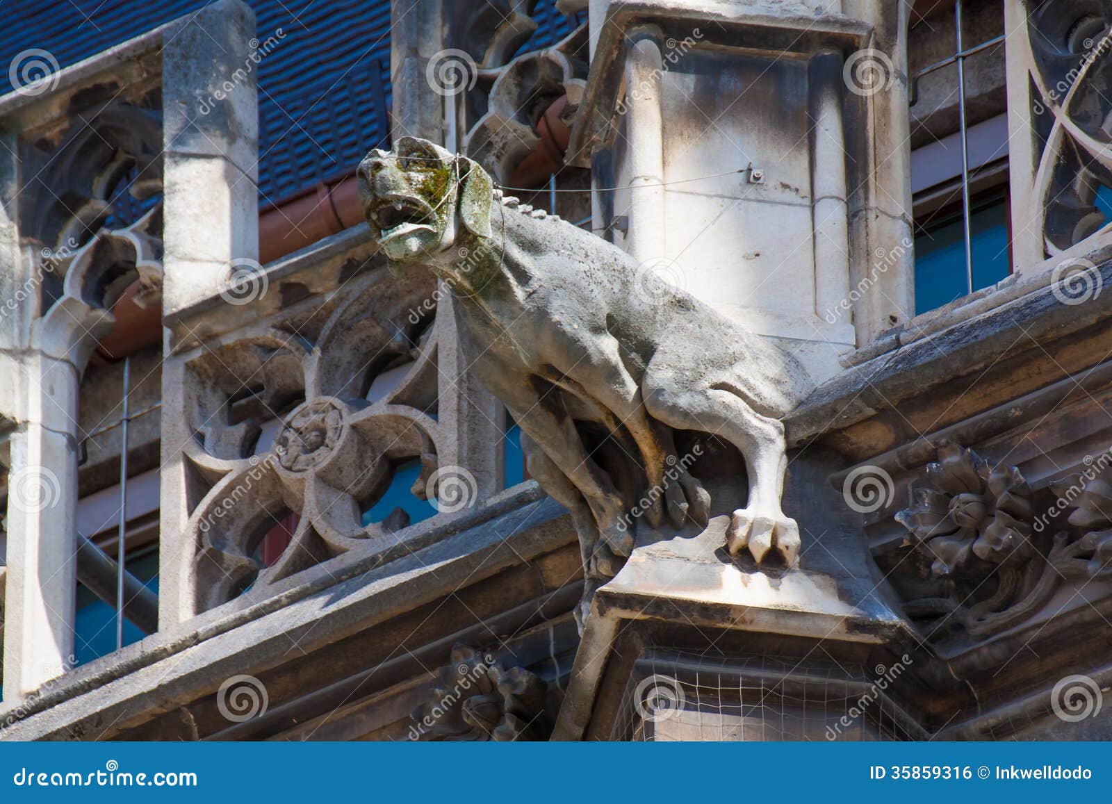 ほぼほぼハンドメイドになりますGold Gargoyle Dog with red eyes ガーゴイルドッグ