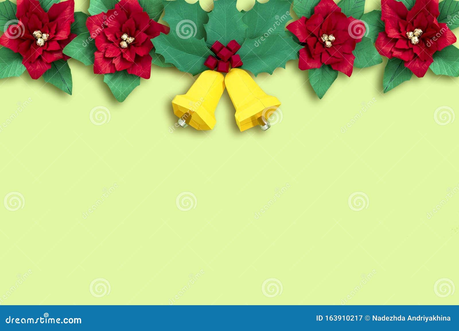 Garland De Papel, Flores De Cinsettia Y Campanas De Navidad Imagen de  archivo - Imagen de minimalismo, baya: 163910217