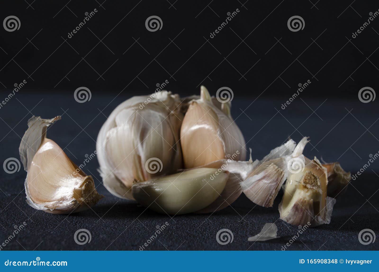 The Garlic, Garlic Cloves and Skin on the Dark Background 库存照片 图片 包括有