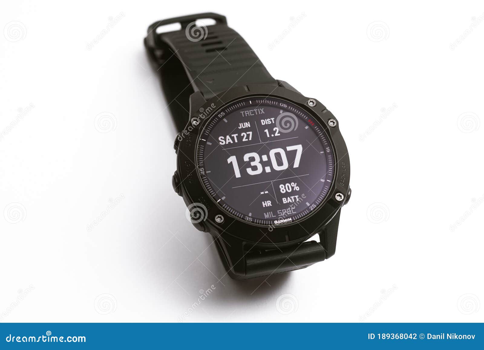 Smart Watch Garmin Fenix 6 Pro đen trên nền trắng mang đến một phong cách thể thao, nam tính và đầy độc đáo cho những người đàn ông yêu thích màu sắc đơn giản và trang nhã. Sản phẩm này được trình diễn trong một bức ảnh thật đẹp mắt, khiến cho bạn không thể bỏ qua.