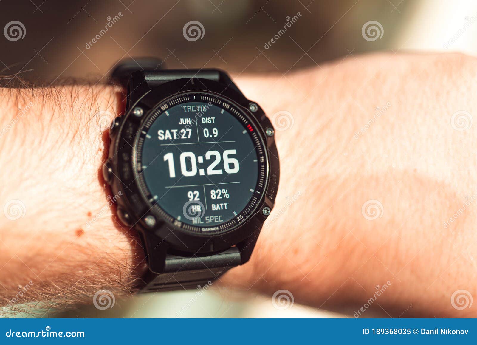 Garmin Fenix 6 Reloj Inteligente En Mano De Los Hombres. Usar Reloj  Inteligente O Rastreador De Fitness. Imagen editorial - Imagen de aislado,  atleta: 189368035