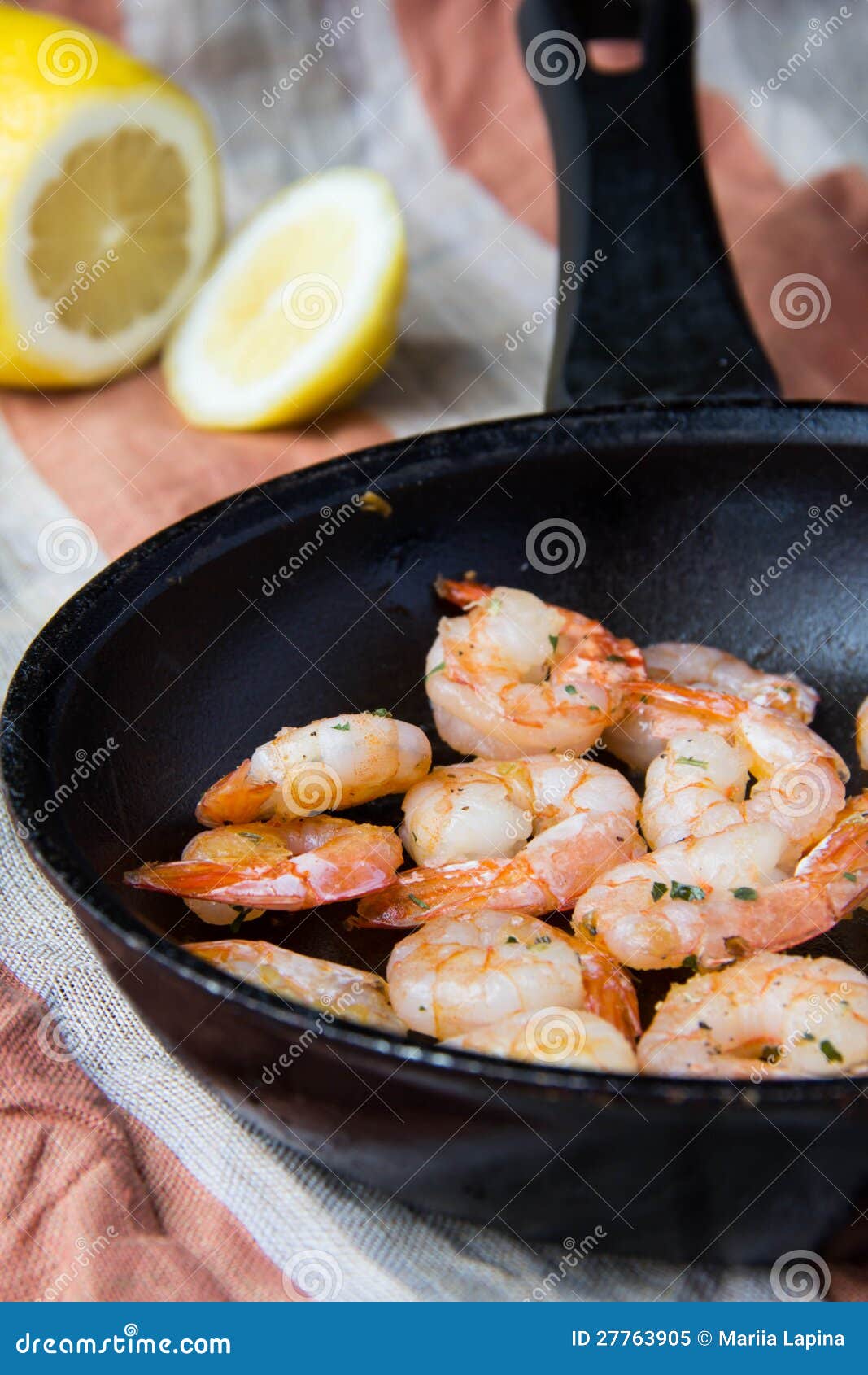 Garnele auf Wanne stockbild. Bild von zitrone, gaststätte - 27763905