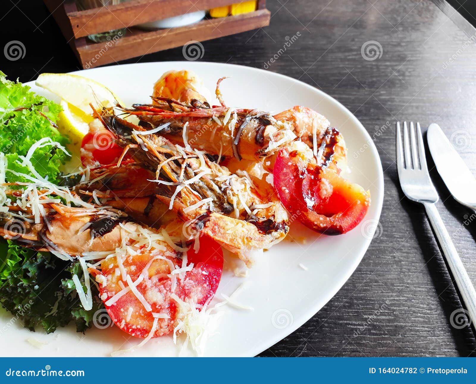 Garnelen Mit Gebratenen Garnelen in Teller Mit Zitrone Und Grünem Salat ...