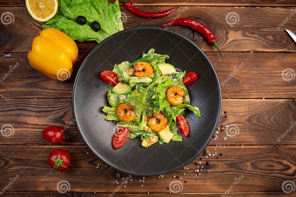 Garnelen Und Avocado Salat Mit Spinat, Eisberg Und Tobiko Kaviar Mit ...