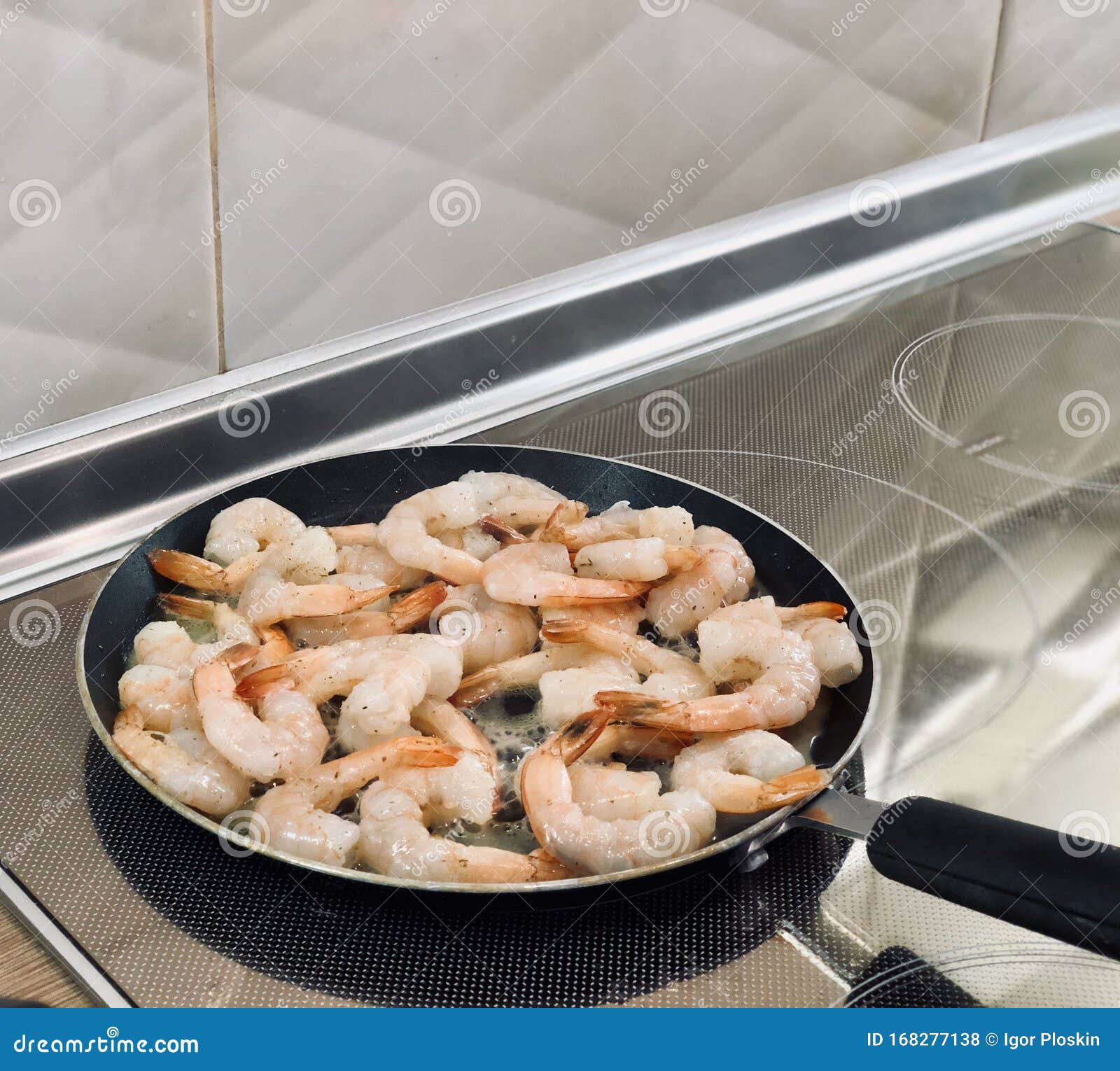 Garnelen Werden in Einer Pfanne Gebraten Stockfoto - Bild von mahlzeit ...