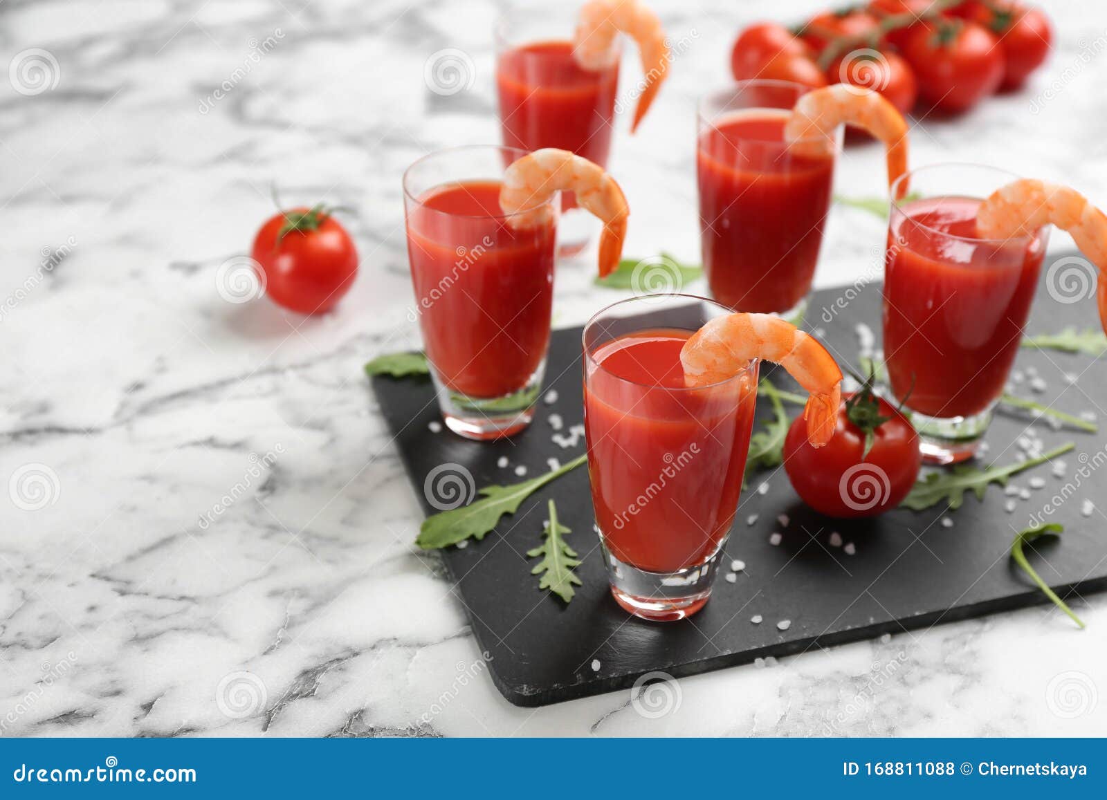 Garnelencocktail Mit Tomatensauce Auf Dem Tisch Serviert Stockfoto ...