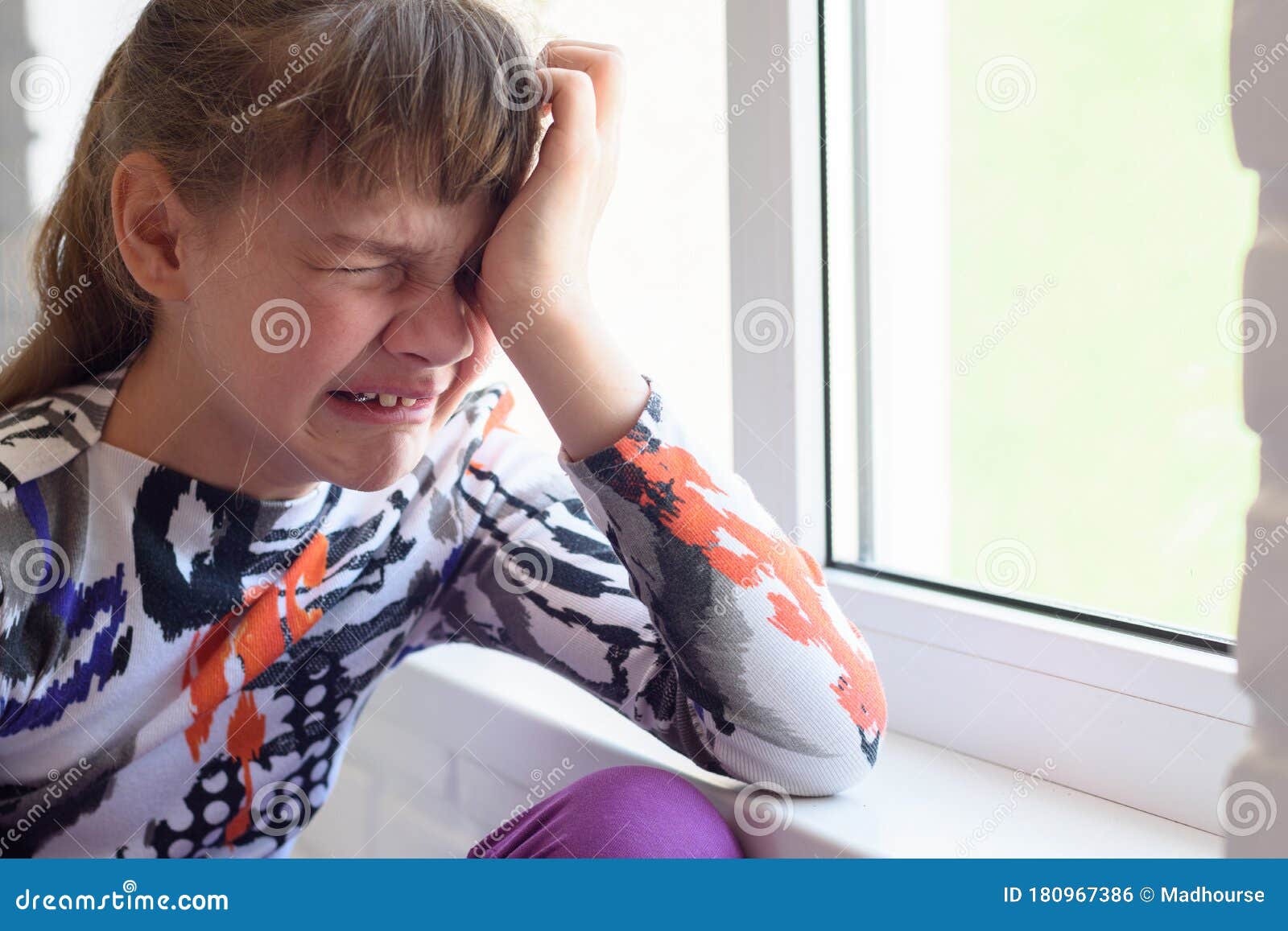 Fotografia De Uma Mulher Triste Chorando Pela Janela Foto de Stock - Imagem  de palha, emocional: 197592972
