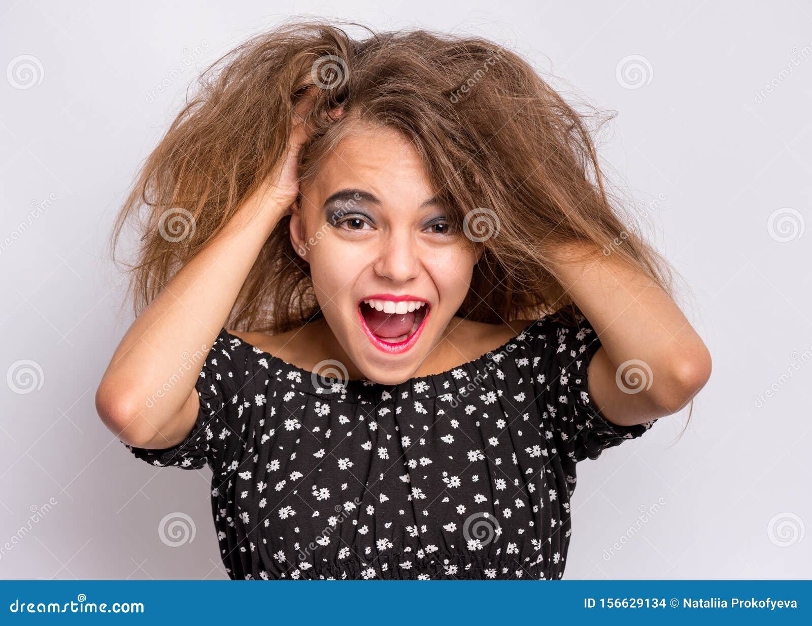 Garota Adolescente Com Maquiagem Assustadora Foto de Stock - Imagem de  adolescente, preto: 156629134