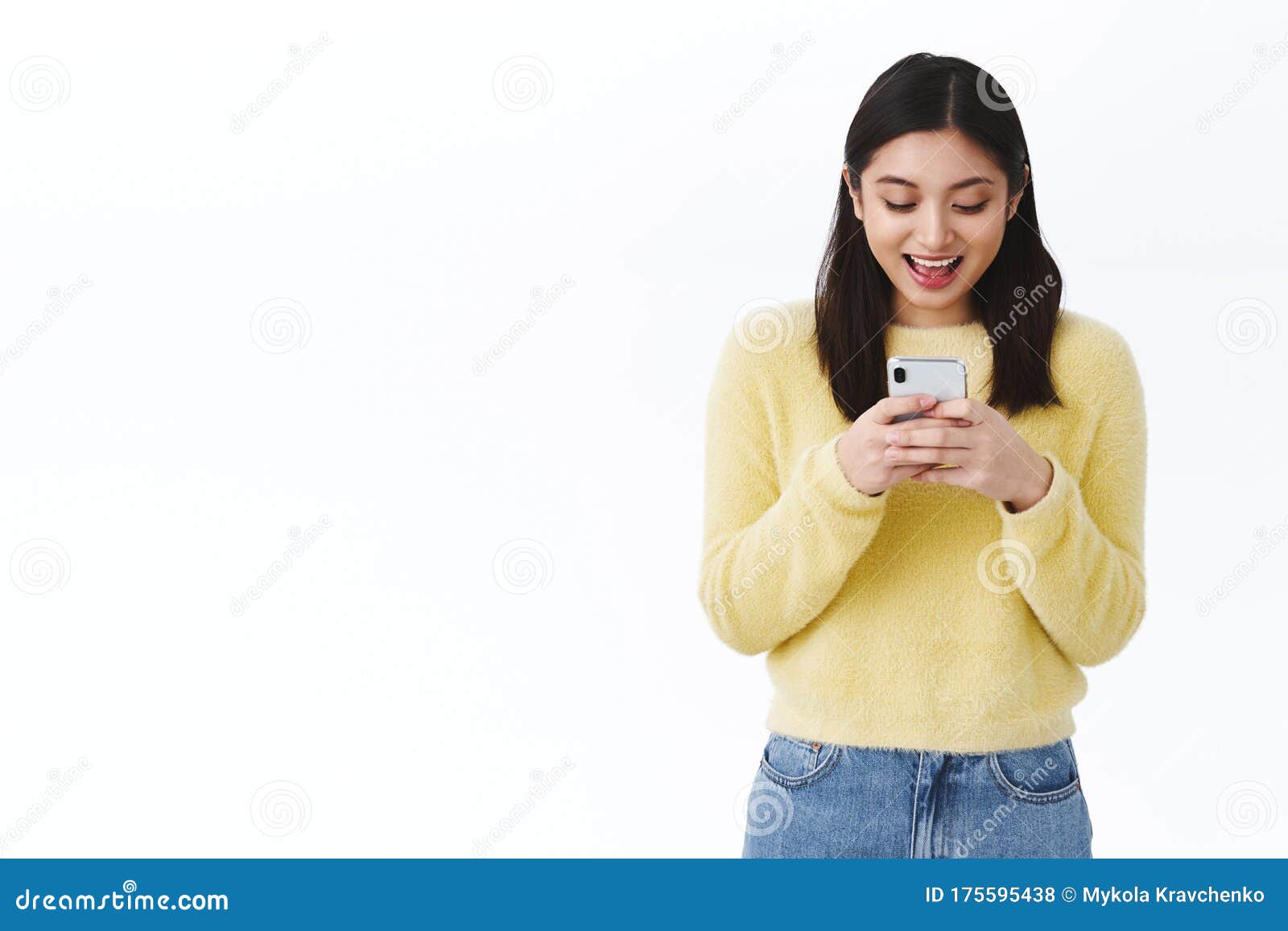 Felizes femininos amigos jogando o jogo de palmas na cama