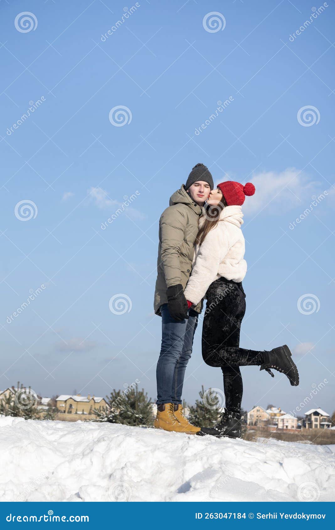 Linda garota beijando garoto na bochecha, feliz dia dos namorados