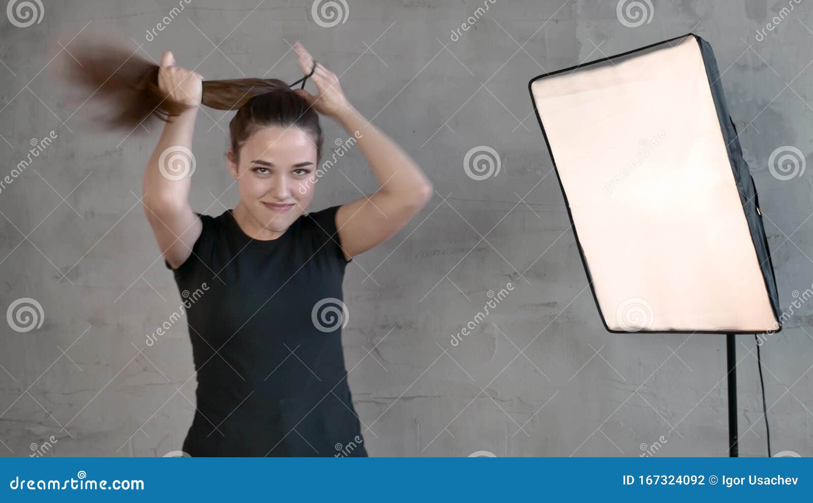 Uma garota com cabelo comprido e rabo de cavalo está sorrindo na