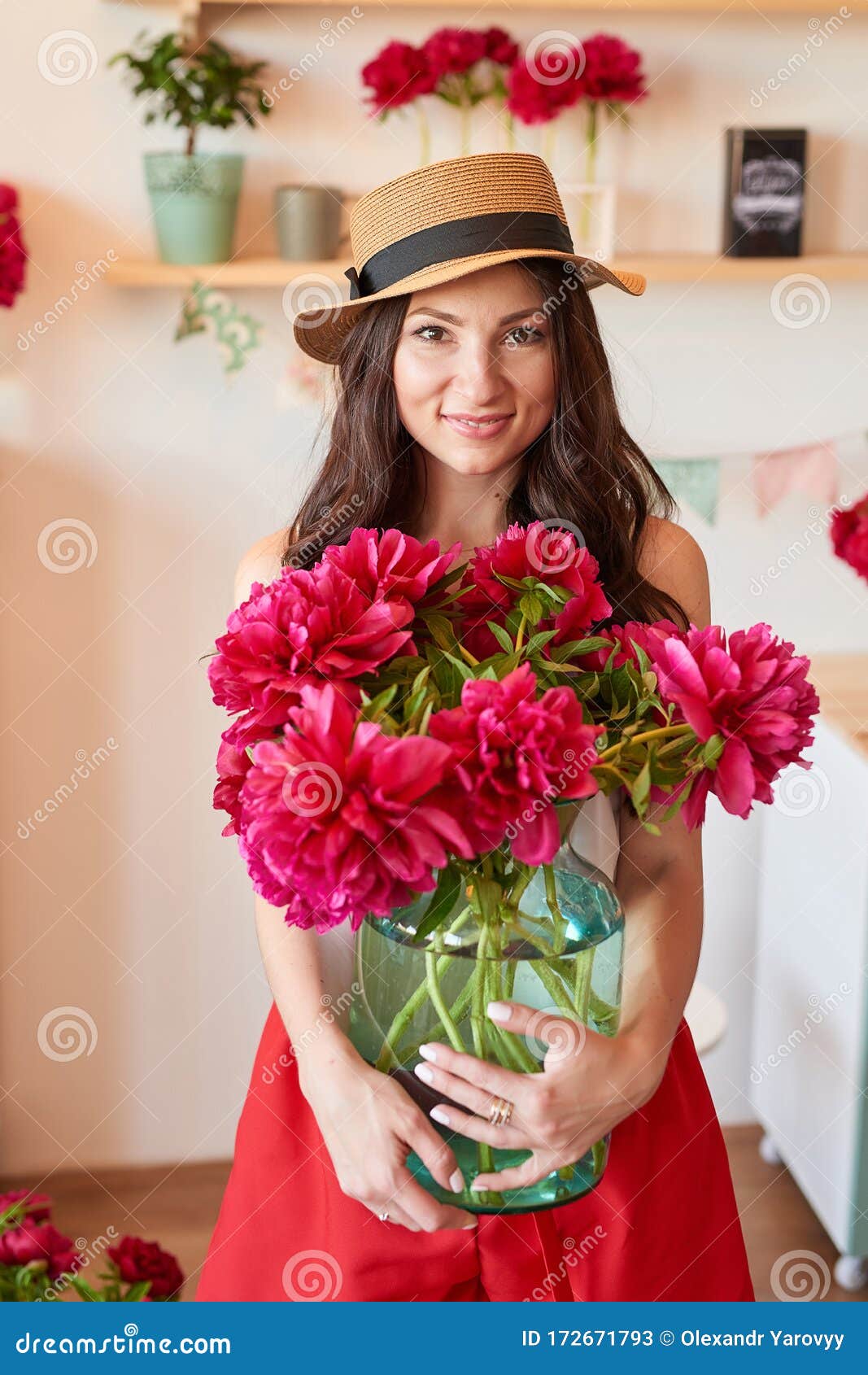 Garota Com Buquê De Peonias. Buquê De Peões. Entrega De Flores No Local De  Trabalho. Menina De Primavera Com Flores. Buquê Como Pr Foto de Stock -  Imagem de fundo, beleza: 172671828