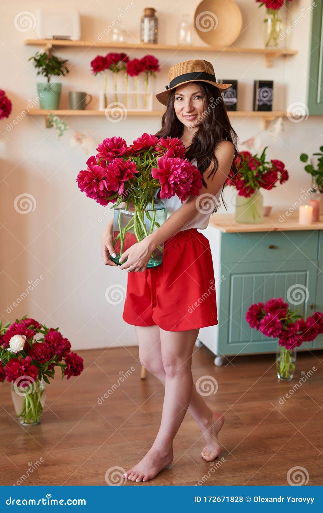 Garota Com Buquê De Peonias. Buquê De Peões. Entrega De Flores No Local De  Trabalho. Menina De Primavera Com Flores. Buquê Como Pr Foto de Stock -  Imagem de fundo, beleza: 172671828