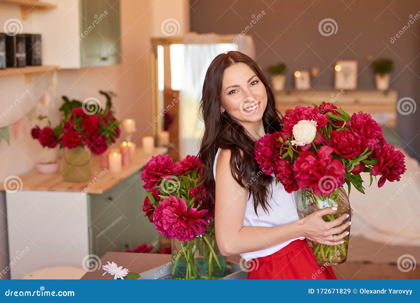 Garota Com Buquê De Peonias. Buquê De Peões. Entrega De Flores No Local De  Trabalho. Menina De Primavera Com Flores. Buquê Como Pr Foto de Stock -  Imagem de fundo, beleza: 172671828