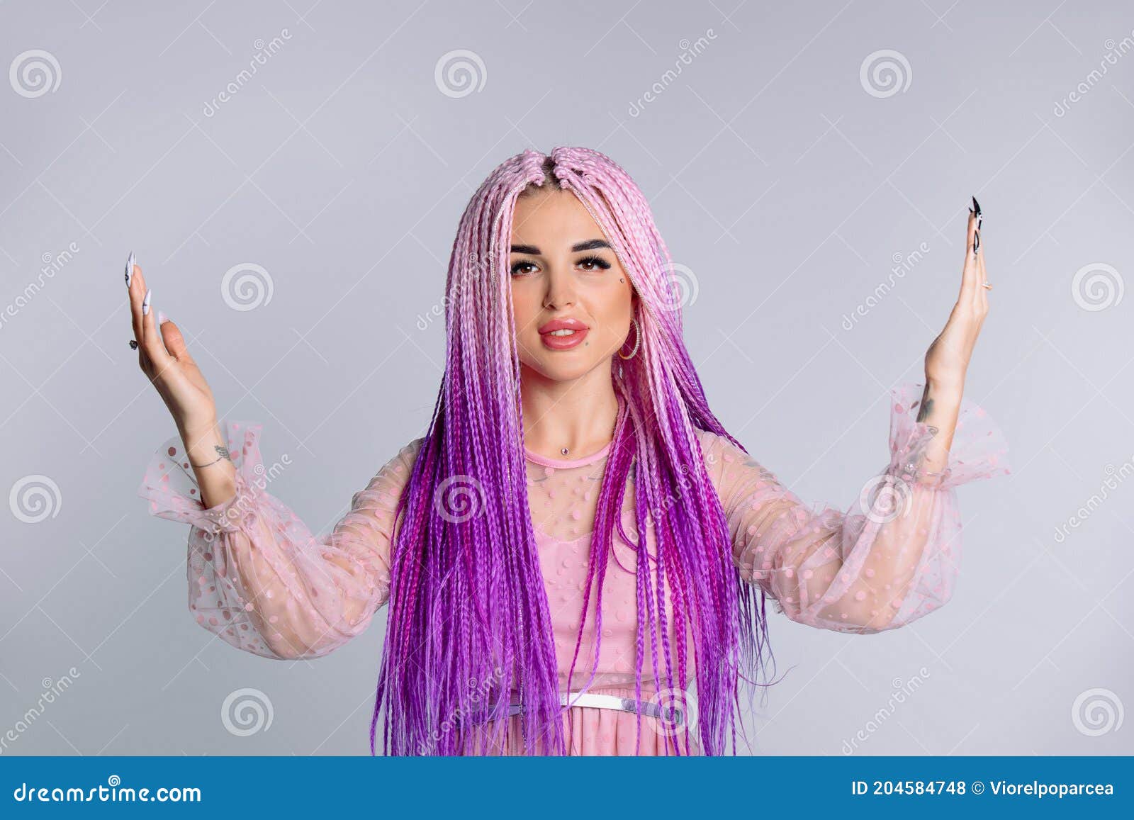 Meninas bonitas esticando o cabelo e olhando para a câmera