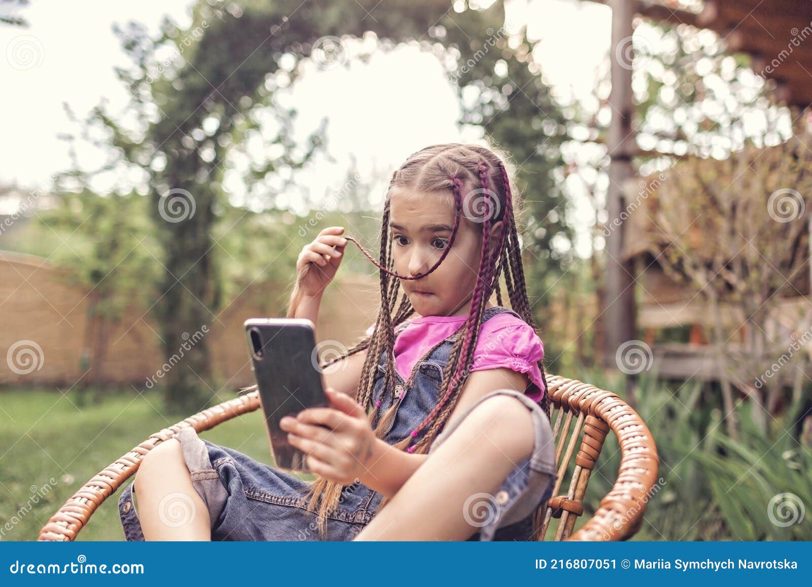 Amigos meninas ao ar livre e smartphone para conexão de jogos