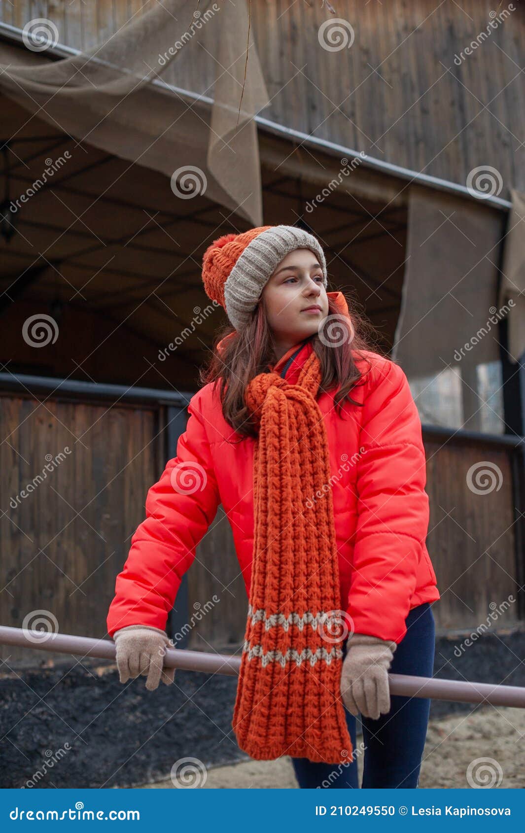 Menina de 10 anos no mar. retrato de um adolescente. garota de