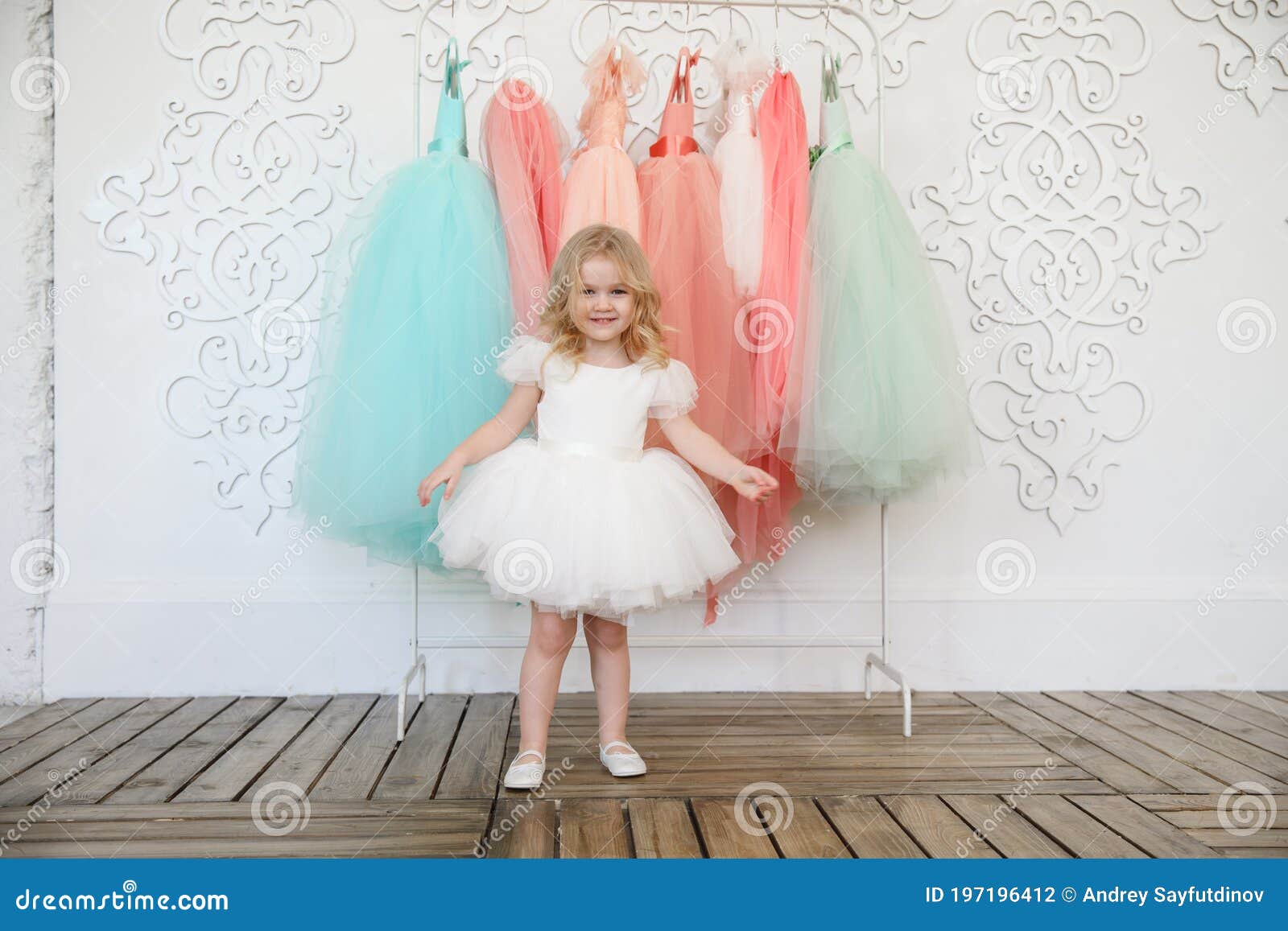 Menina Bonita Vestido Branco Longo Está Girando Perto Espelho