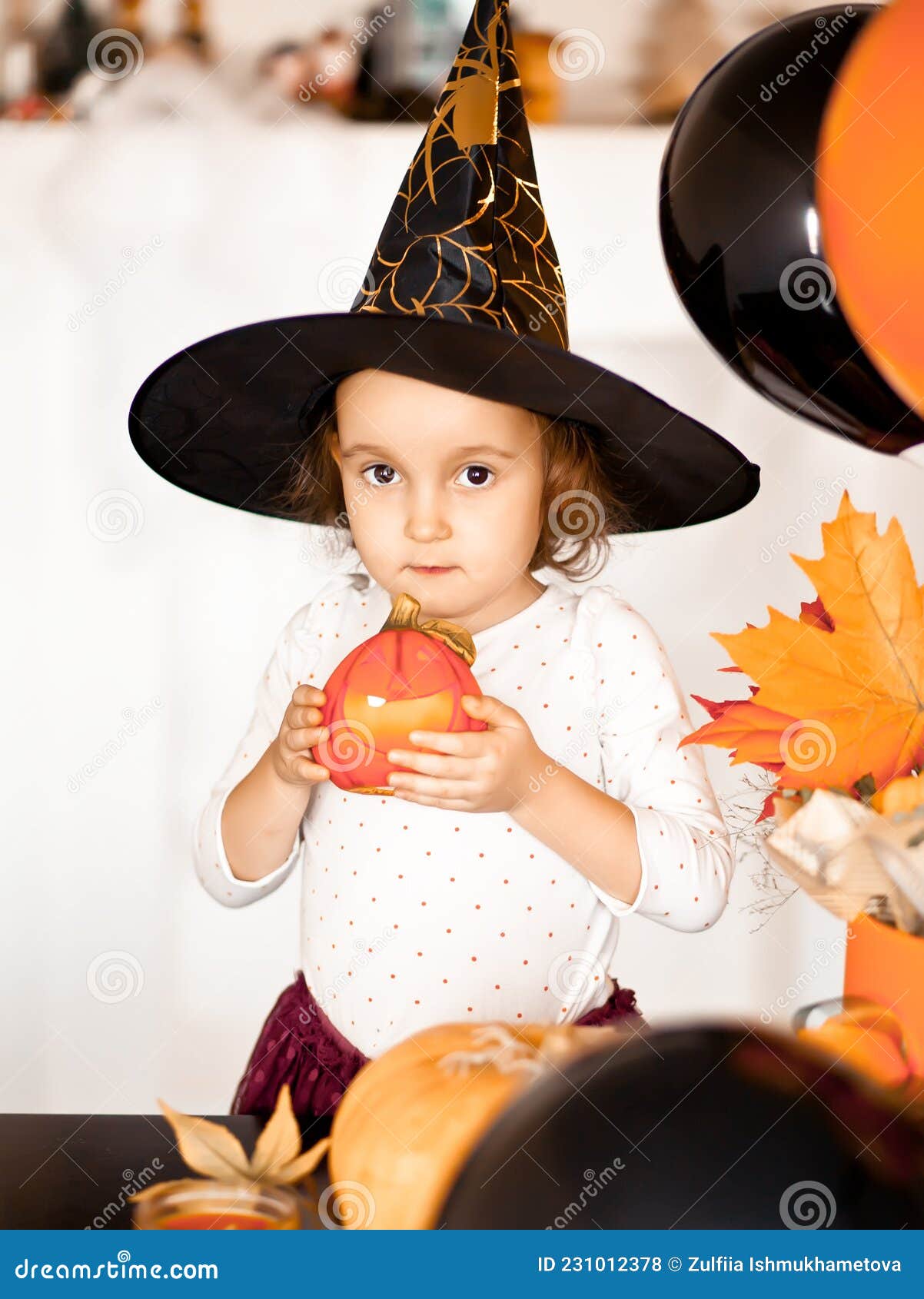 Bruxa De Encantamento Do Dia Das Bruxas Com Abóboras Engraçadas Foto de  Stock - Imagem de fêmea, feminina: 41703366