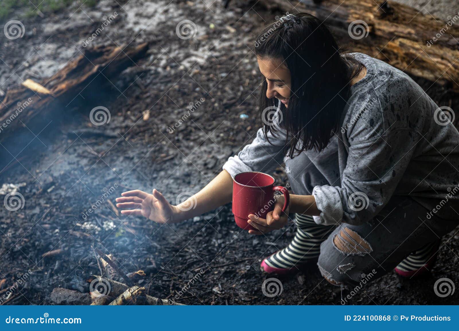 A Garota Explode O Fogo Para Que Não Morra Foto de Stock - Imagem