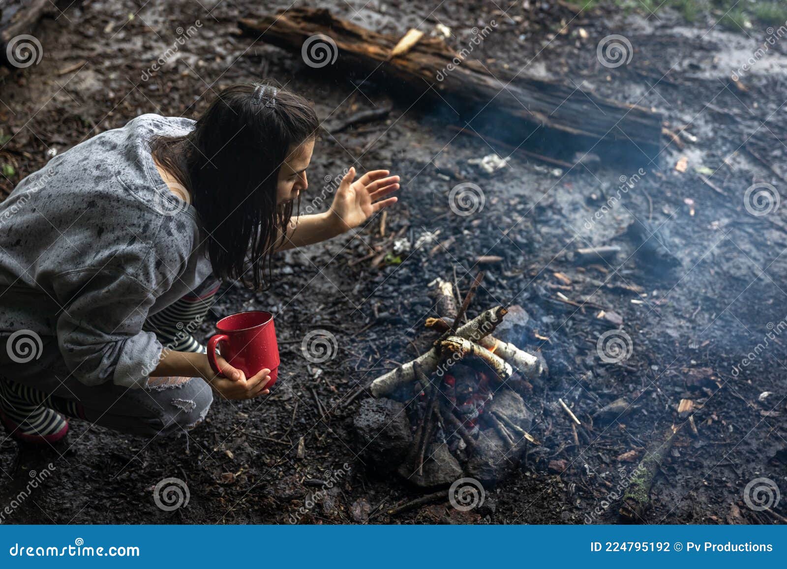 A Garota Explode O Fogo Para Que Não Morra Foto de Stock - Imagem