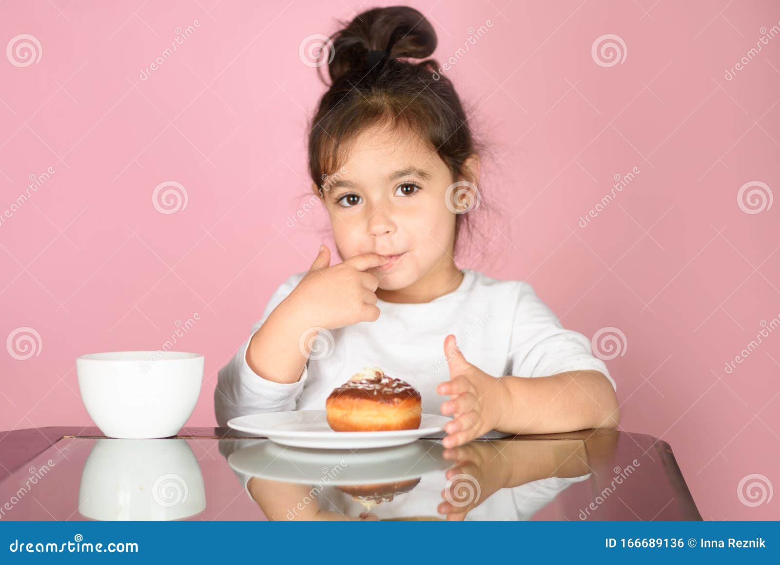 Garota Feliz Comendo Donuts Em Fundo Rosa Foto de Stock - Imagem de  retrato, alimento: 166689136