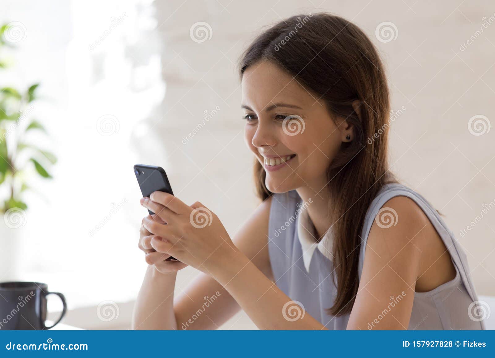 Retrato de uma mulher alegre sentada com amigos à mesa para jogar