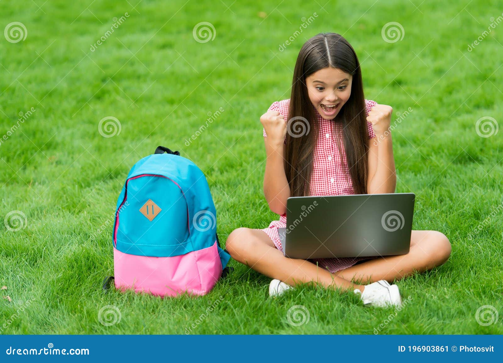 Garota Feliz Sentada Na Grama Verde Com Laptop. Iniciar. Jogo De Computador  Infantil. De Volta à Escola. Educação Online Imagem de Stock - Imagem de  laptop, surpreendido: 196903861