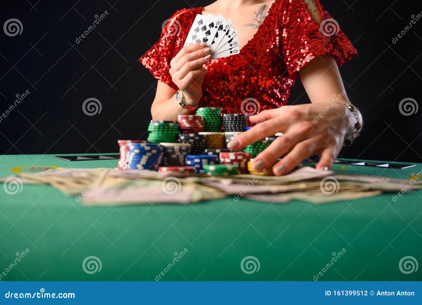 Garota croupier na mesa de pôquer sala de pôquer jogo de pôquer