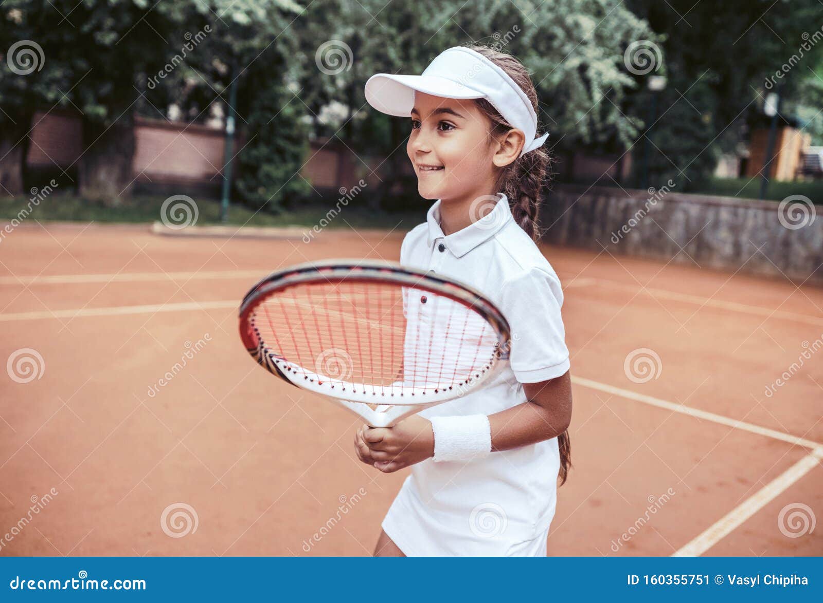 Bola de tênis esportiva e jogador pronto para jogar um jogo na quadra para  fitness saudável e treinamento de exercícios no verão menina mulher e  atleta com energia jogando um jogo divertido