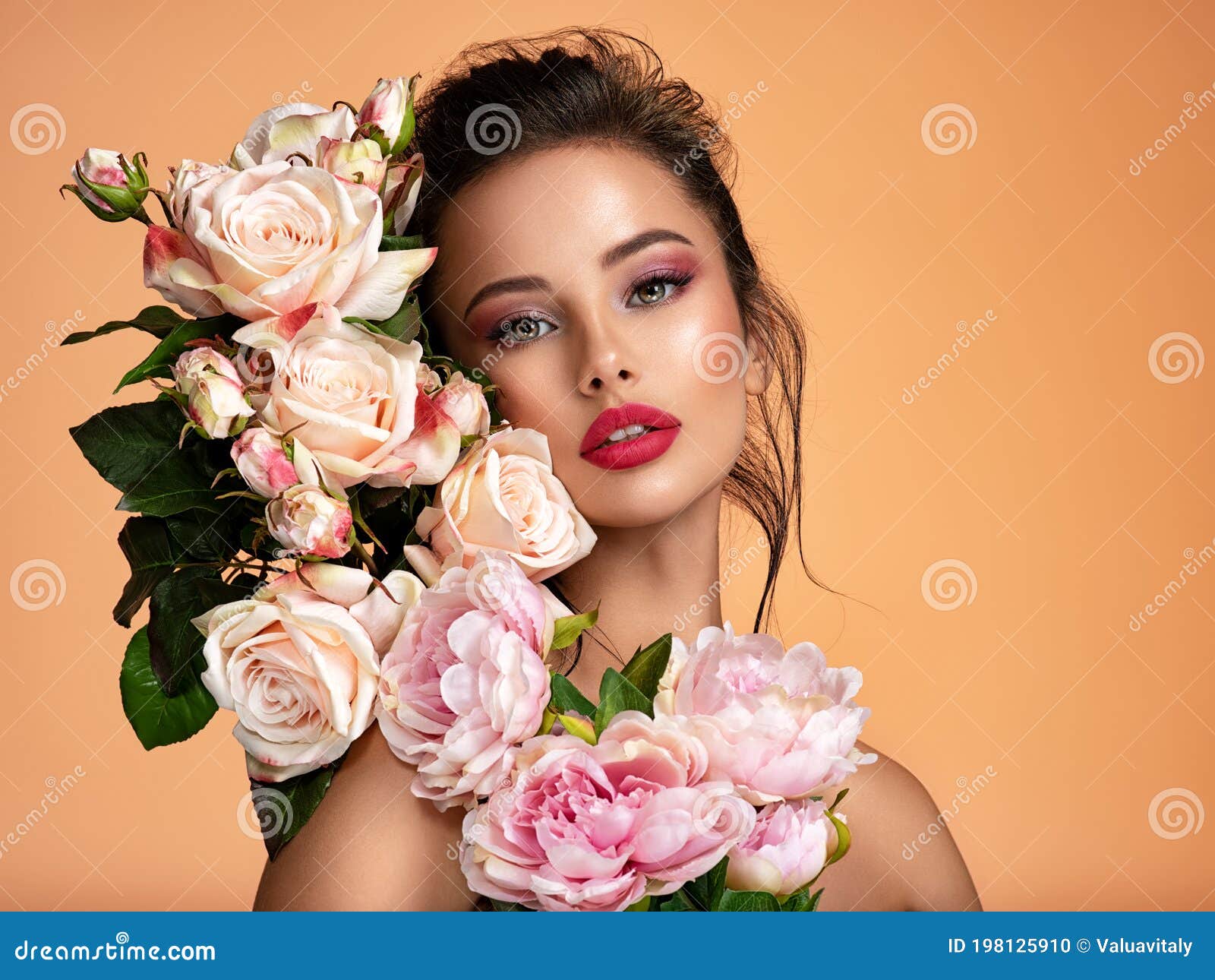 Maquiador profissional aplica maquiagem em uma modelo de menina bonita. o  rosto de uma garota de pele limpa. conceito de maquiagem e cosmetologia da  vida real. casamento, noite, maquiagem natural.