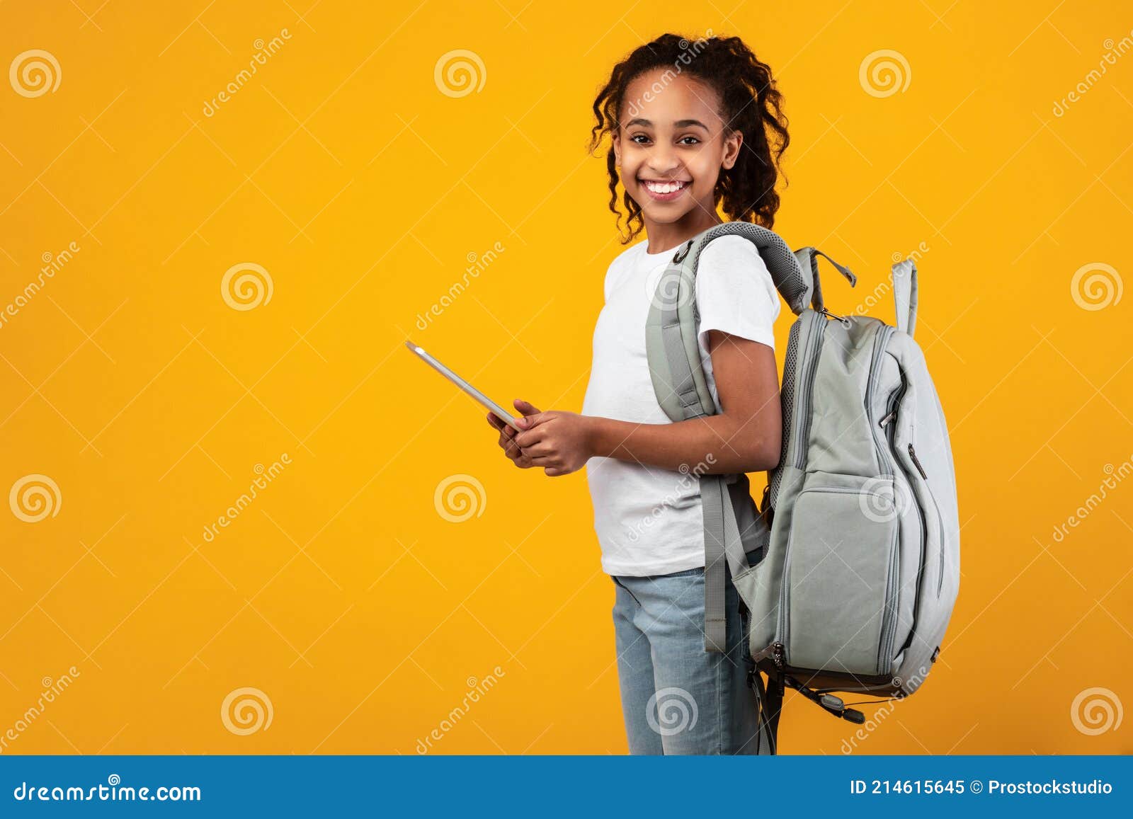 Sorriso relaxado e retrato de menina negra e tablet no chão da