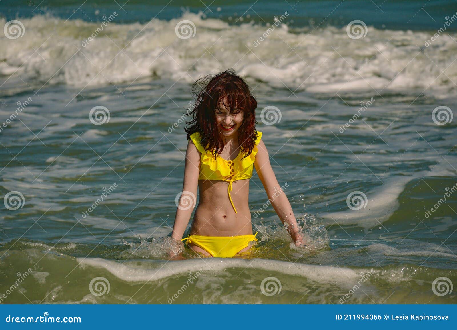 Menina de 10 anos no mar. retrato de um adolescente. garota de