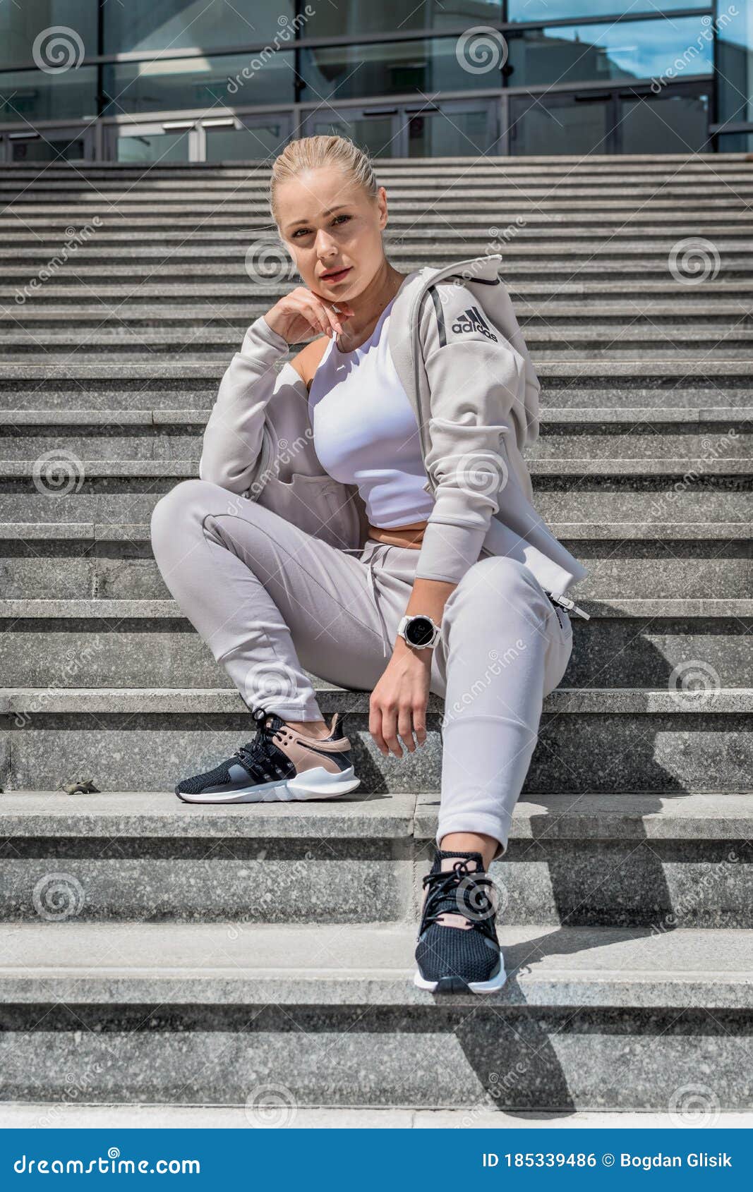 Garota Saindo Com Roupas Esportivas. Foto Editorial - Imagem de cidade,  olhar: 185339486