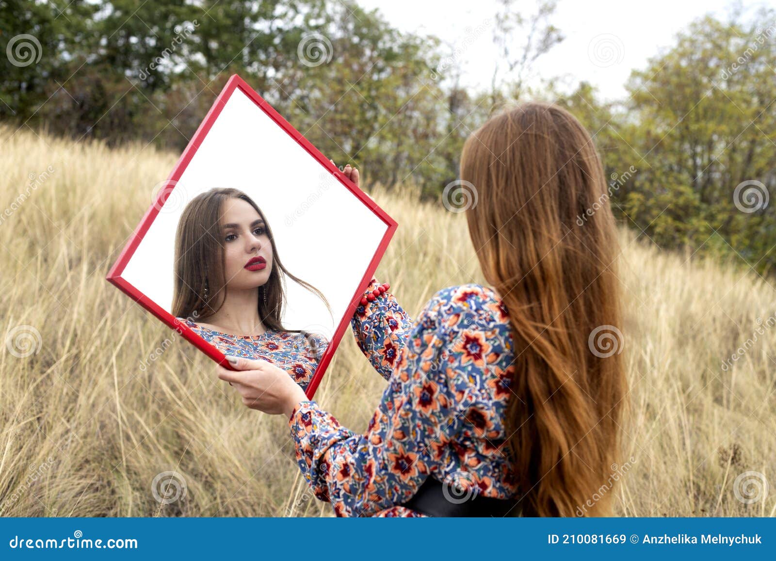 Fundo Menina Está Olhando Para Seu Reflexo Em Um Espelho Antigo Fundo, Como  Tirar Boas Fotos No Espelho Imagem de plano de fundo para download gratuito