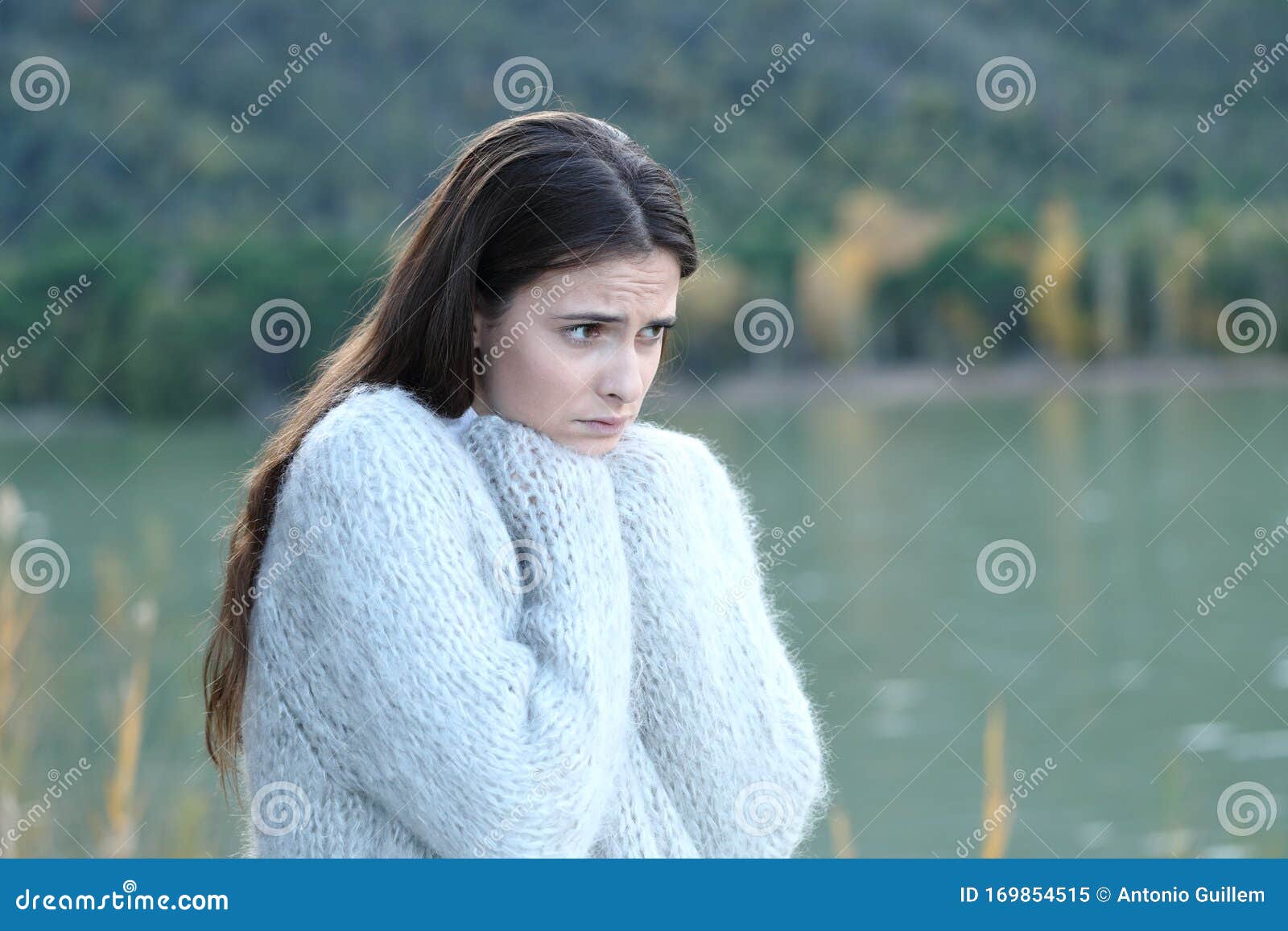 Close-up Rosto De Menina Triste No Perfil Olhando Para Cima. Emoção De Medo  E Desespero. Vítima Da Catástrofe. Isolado No Fundo Branco. Foto Royalty  Free, Gravuras, Imagens e Banco de fotografias. Image