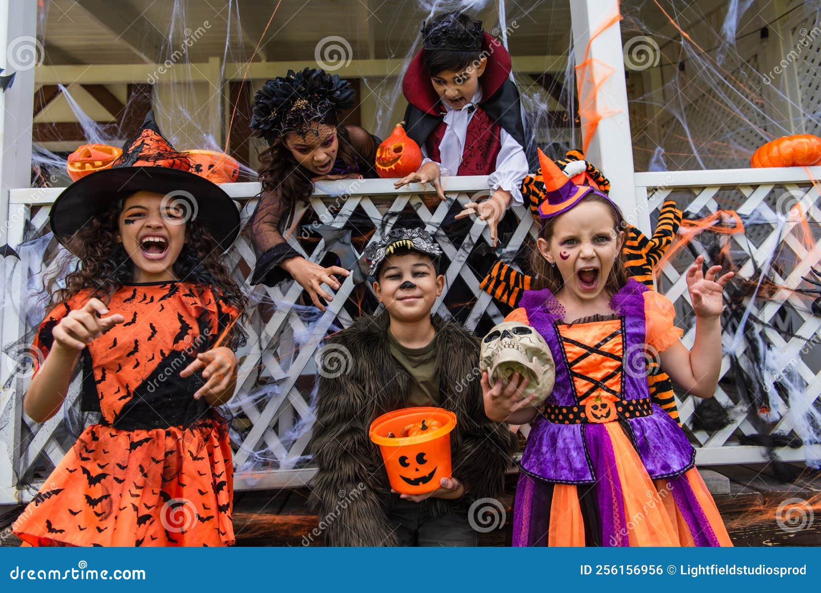 Família Assustadora Em Fantasias De Halloween Gritando Imagem de Stock -  Imagem de feriado, filho: 230395547