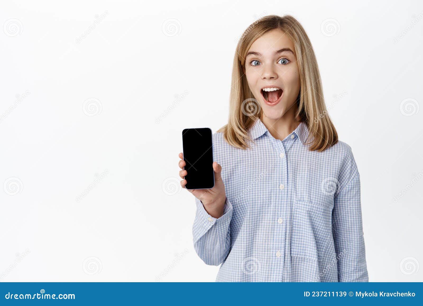 As Crianças Estão Sorrindo Olhando Para a Tela Do Telefone Celular